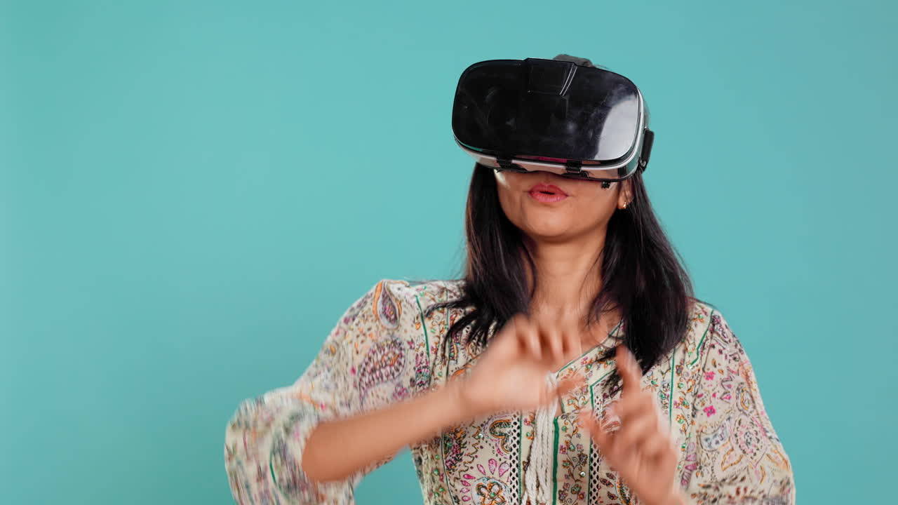 Donna che indossa un visore per la realtà virtuale, eseguendo gesti di scorrimento
