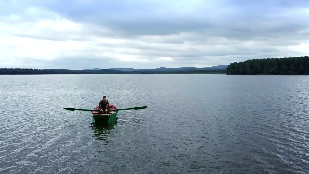 persona remando un barco en un lago