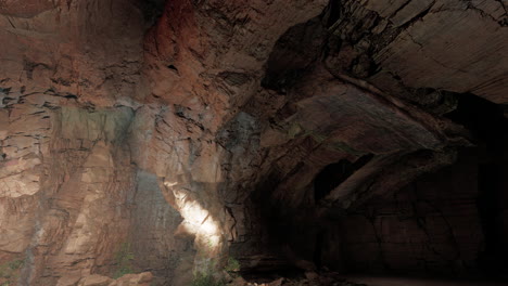 luz brillando en la entrada de una cueva oscura