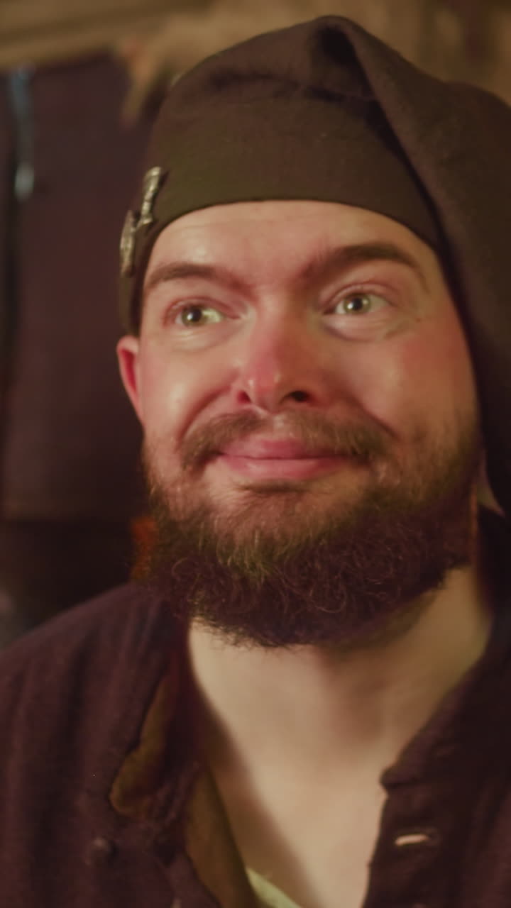 el comerciante estudia y presta atención al invitado en la tienda. el camarero sonriente trata de servir mejor al cliente en la tienda de ingredientes de pociones mágicas. comerciante medieval