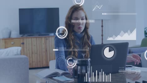animación del procesamiento de datos financieros sobre una mujer de negocios caucásica usando una computadora portátil en casa.