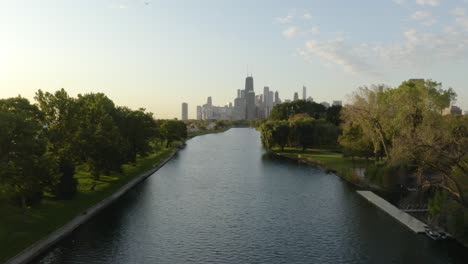 Vista-Aérea-Del-Parque-Lincoln-En-Chicago,-Illinois-Al-Atardecer