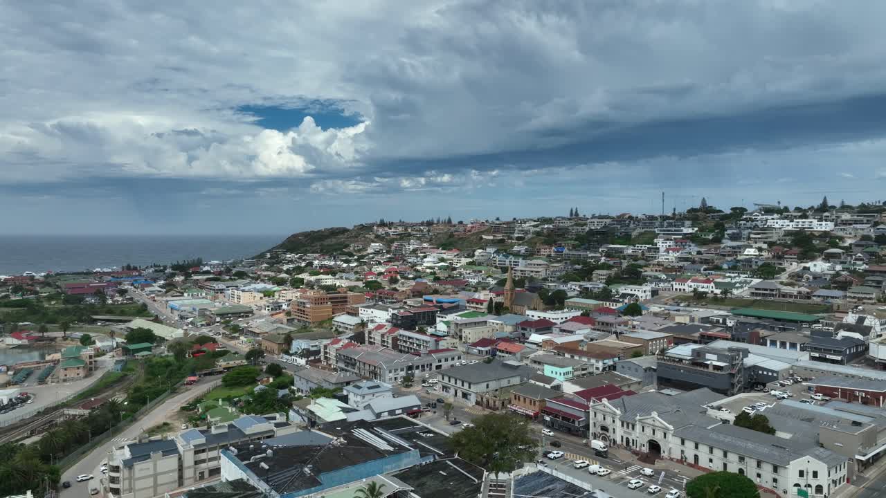 Vista aerea con drone in allontanamento del centro città di Mossel Bay, Sudafrica.