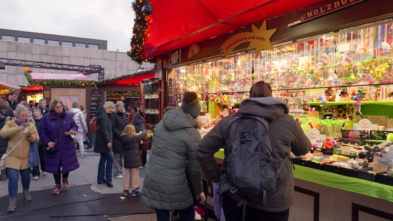 Joulumarkkinat ja ihmisiä
