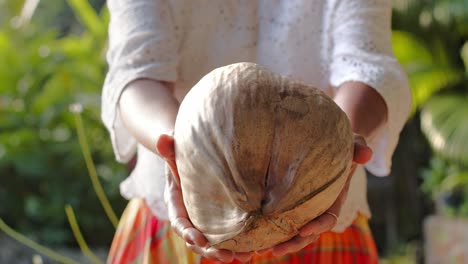 Frau-Hält-Kokosnuss-Mit-Beiden-Händen---Nahaufnahme