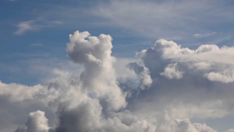 nubes de cúmulo ondulando y creciendo, lapso de tiempo, escocia