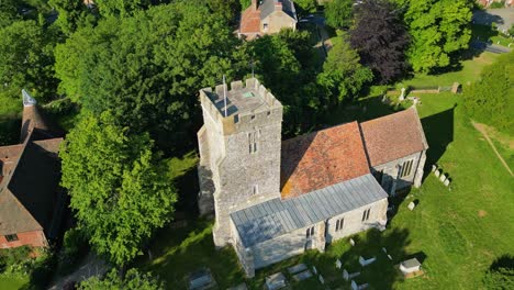 Eine-Bogenaufnahme-Der-St.-Andrew&#39;s-Church-Und-Des-Friedhofs-In-Wickhambreaux