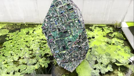 pc 마더보드로 만든 크리스탈은 모양을 창조합니다. 큰 전기 돌은 작은 호수 물 안에 놓여 있습니다. 잎과 초록색 기술과 자연은 함께 협력합니다. 함께 협력합니다.