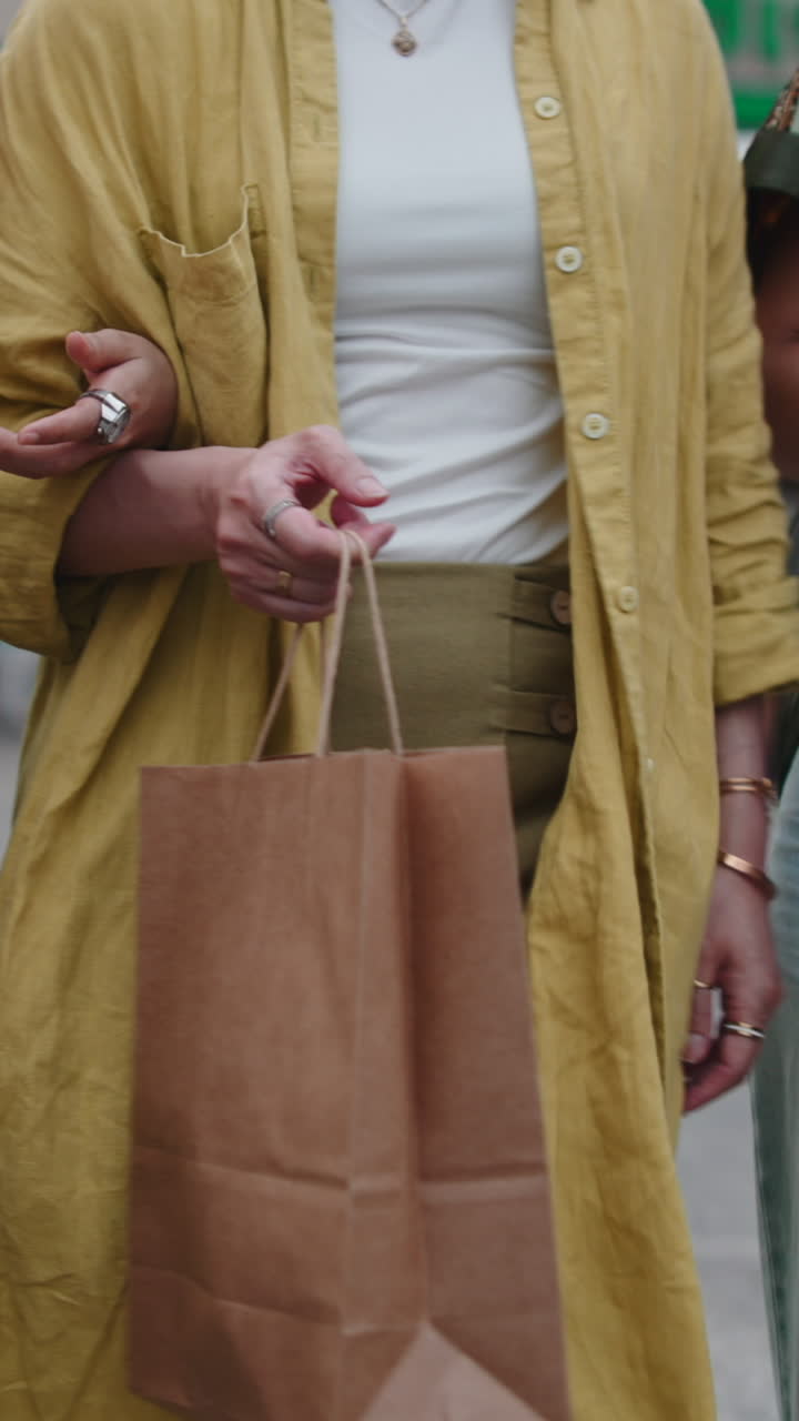 Donne alla moda che fanno shopping