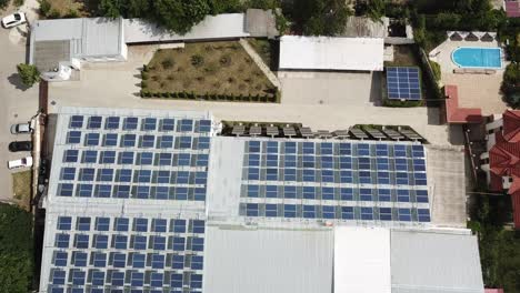 Drohne-Senkt-Sich-über-Eine-Kommerzielle-Solaranlage-Auf-Dem-Dach