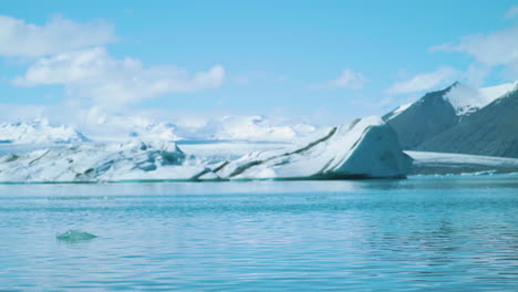 Hielo-A-La-Deriva-En-El-Lago-De-La-Laguna-Jokulsarlon-De-Jökulsárlón