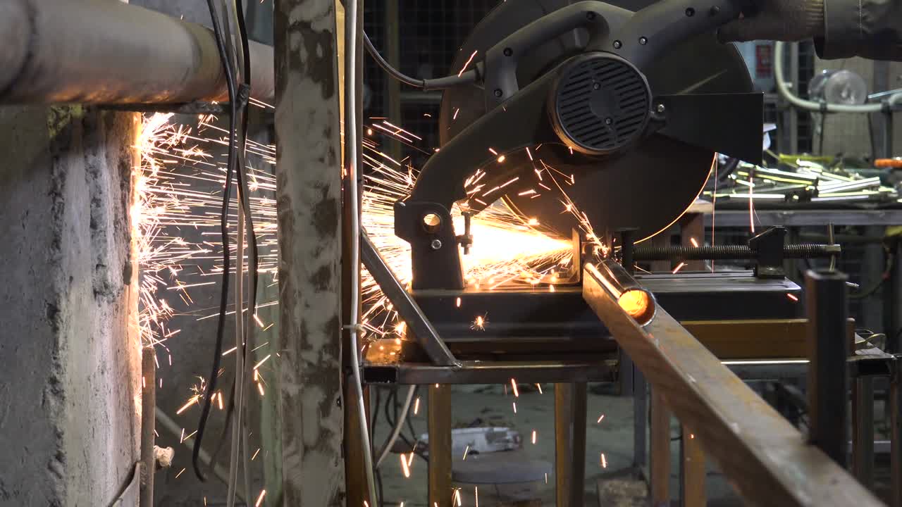 стрельба рабочей круговой пилы искрами