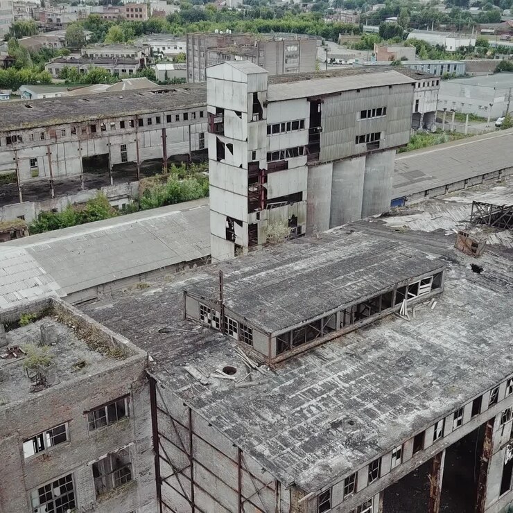 Vista aerea della più grande fabbrica abbandonata. Rovine di fabbrica.