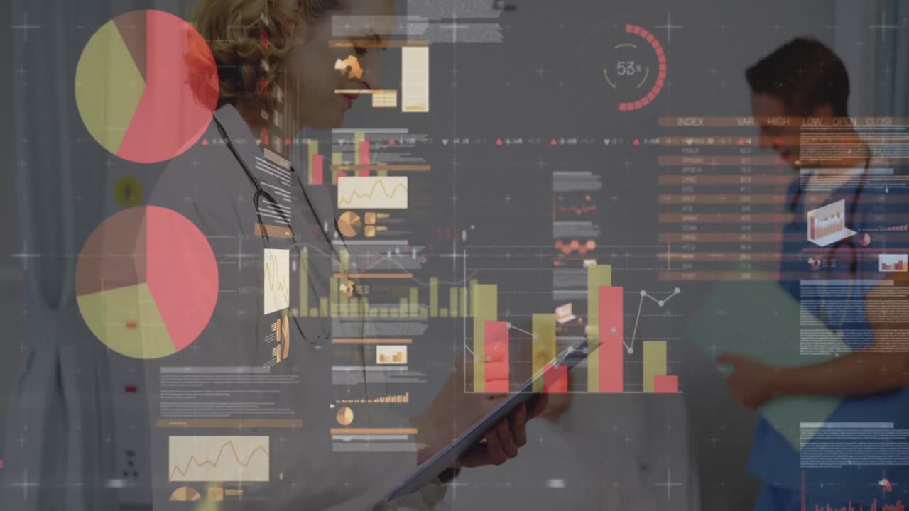 animación del procesamiento de datos sobre una doctora caucásica y un enfermero con un paciente hablando