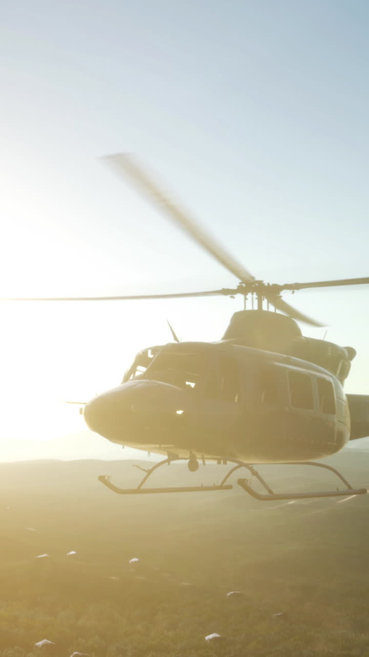 해가 지는 동안 풍경 위를 날아다니는 헬리터