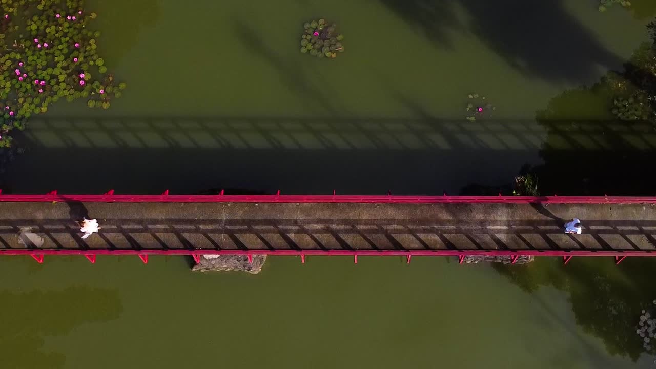 여자를 껴안고 안고 다리 중간에서 만나는 로맨틱한 커플의 조감도