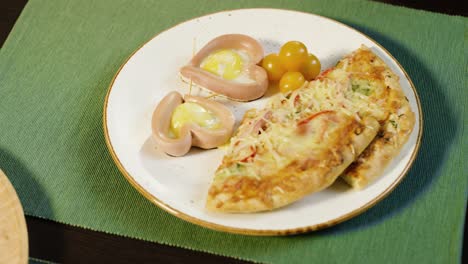 salsas en forma de corazón y pizza de huevo para el desayuno.