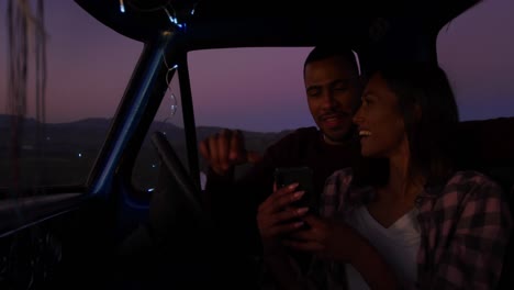 pareja joven en un viaje por carretera en su camioneta pick-up