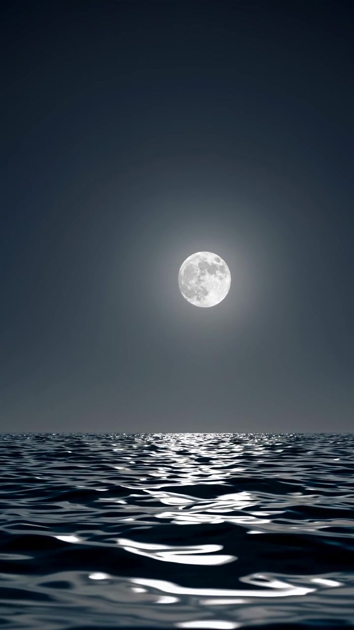 Lua Cheia Brilhando Sobre Ondas Calmas do Oceano à Noite