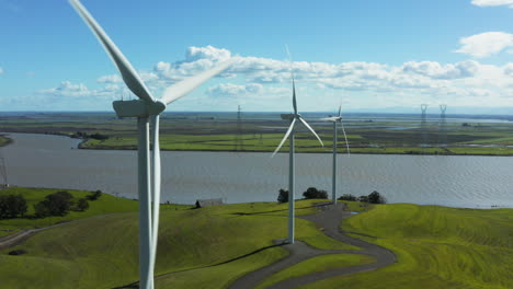 Drohnenaufnahmen-Von-Grünen-Windturbinen-Im-Windturbinenpark-Rio-Vista,-Kalifornien