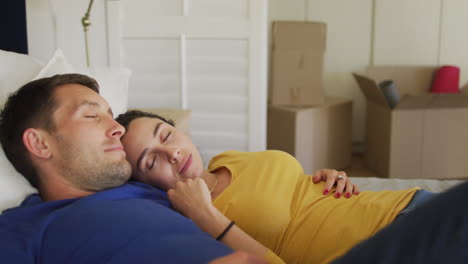 Feliz-Pareja-Caucásica-Descansando-Y-Tomando-Una-Siesta-En-La-Cama