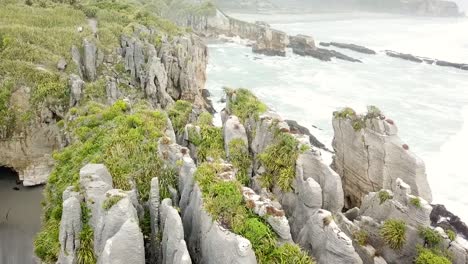 vista de drones de las rocas de panqueques en dolomite point, punakaiki, nueva zelanda