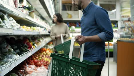 personas que compran en una tienda de comestibles