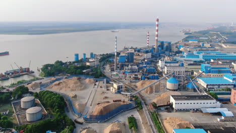 vista de la central de energía de vapor a carbón, terminal de almacenamiento de petróleo y gas