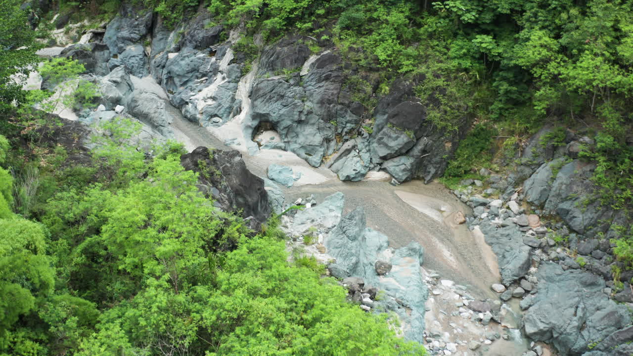 volando sobre el lecho del río los charcos de nizao en el bosque tropical cerca de san cristobal, república dominicana