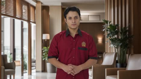 el ama de llaves indio feliz escuchando al cliente