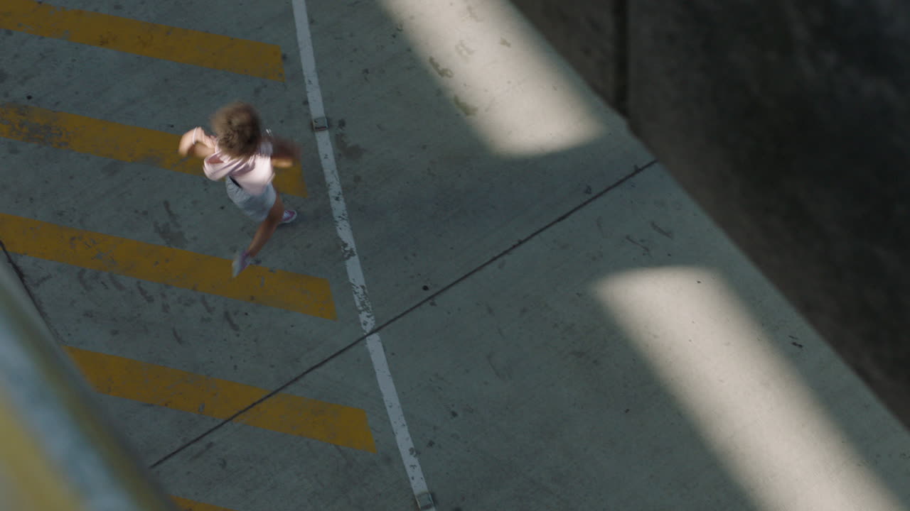 bailarina joven bailarina de calle con afro bailando en la ciudad realizando movimientos contemporáneos disfrutando de la danza freestyle urbana por encima de la vista