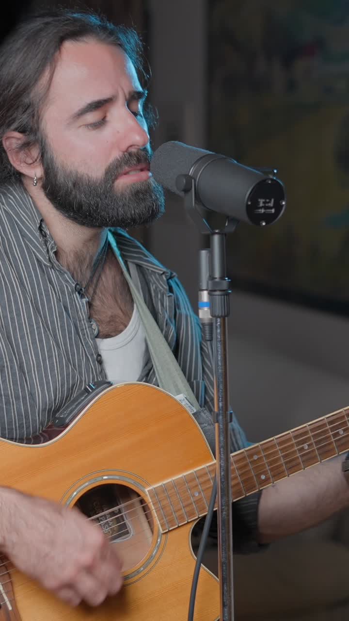 hombre cantando y tocando la guitarra acústica