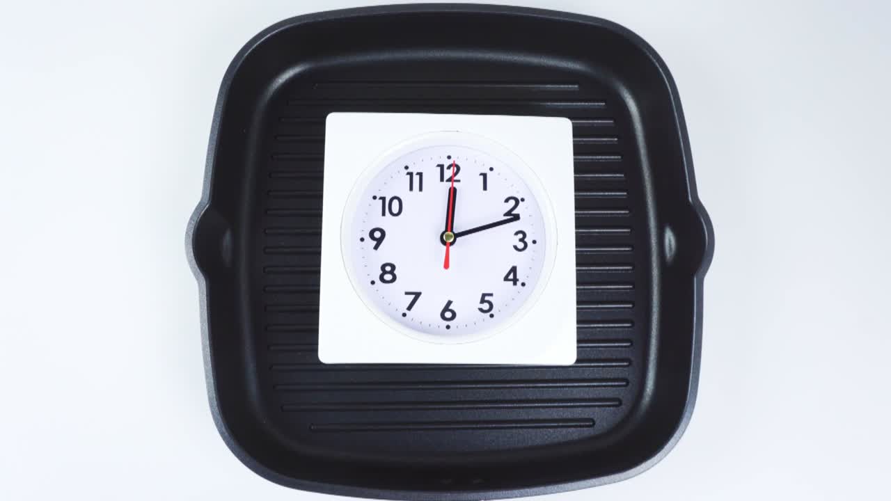 타임 라프 백색 벽 시계는 오후 1시에 시간을 나타니다.