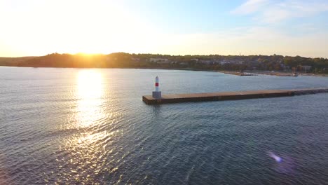 Sonnenaufgang-Am-Lake-Michigan-Aus-Der-Luft,-Pier-Zurückziehen