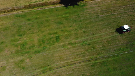 vista aerea di un trattore che lavora in un campo