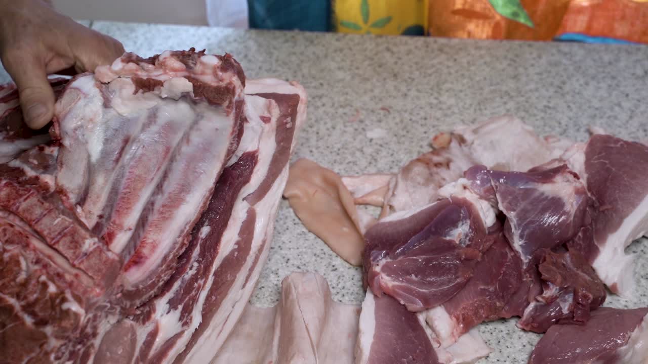 separando el lomo de las costillas del cerdo, a cámara lenta