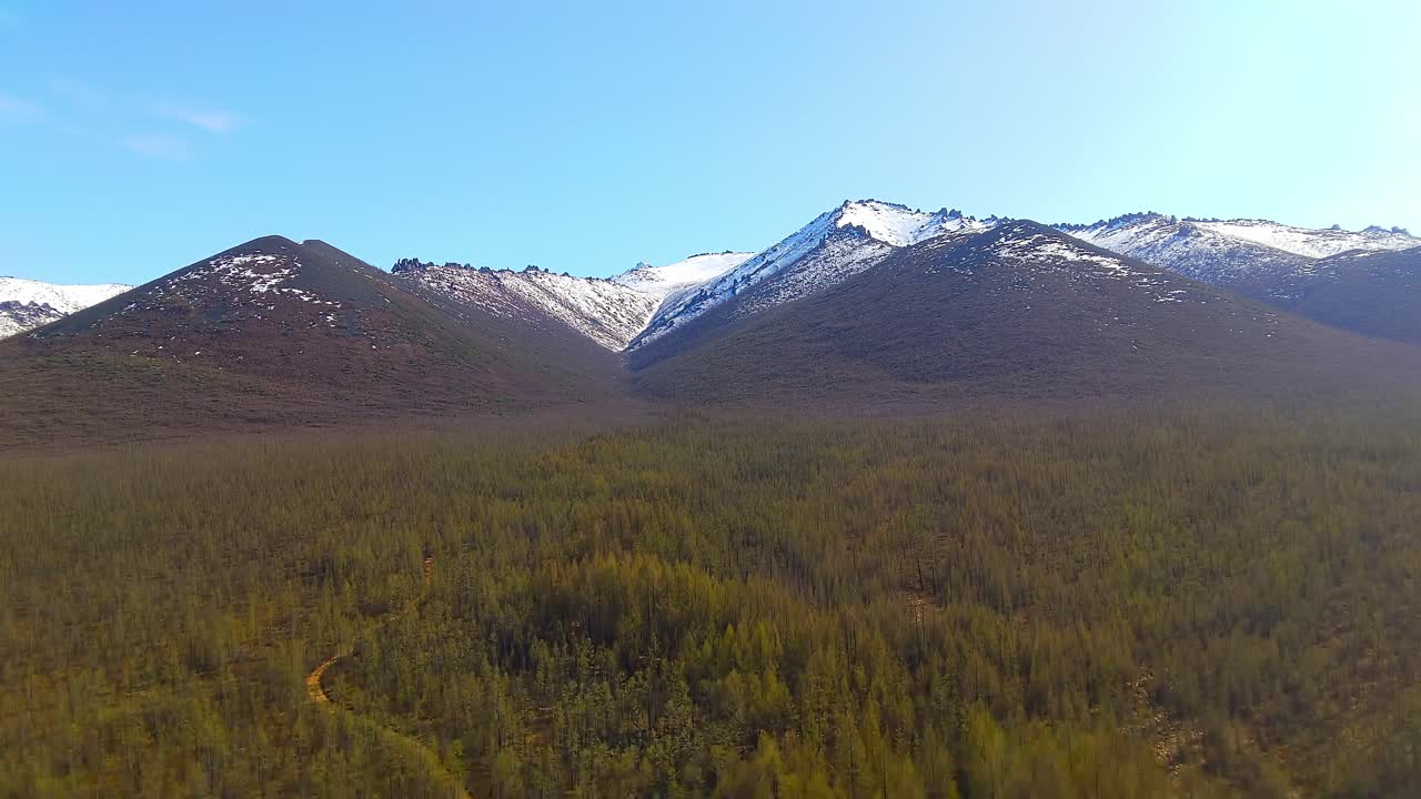 explore una impresionante perspectiva aérea de una cordillera cubierta de nieve
