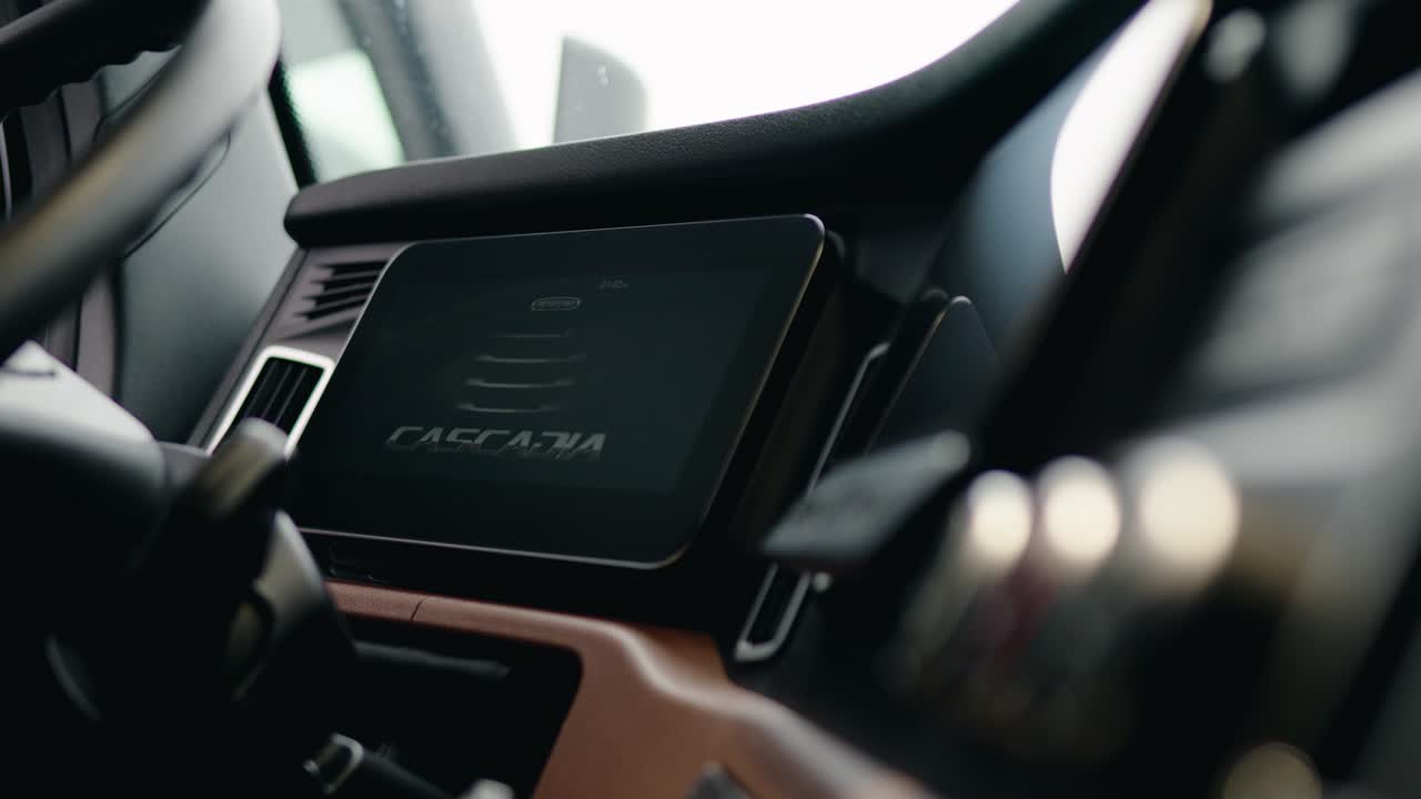 새로운 화물선 cascadia volvo 2023 시동 엔진 및 스크린 켜기