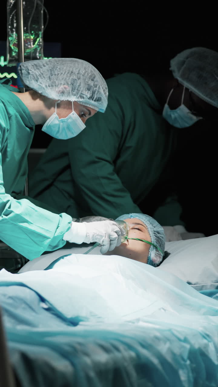 Staf Medis Mempersiapkan Pasien untuk Operasi dengan Masker Oksigen