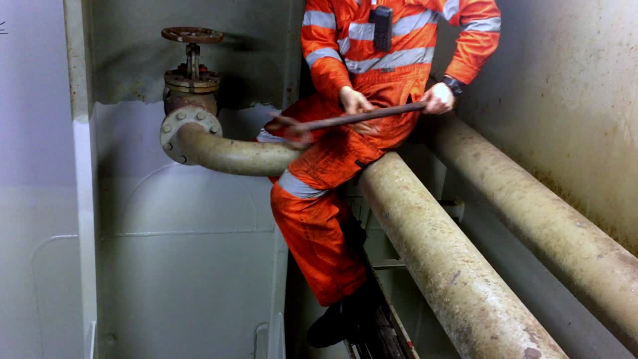 el operador de producción abre la válvula para permitir que fluya el gas o el agua