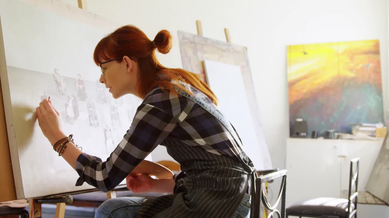 캔버스 4k 에 스케치 를 그리는 여자