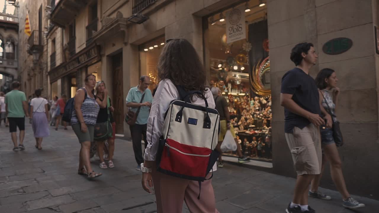 바르셀로나 의 한 도시 거리 를 고 있는 사람 들