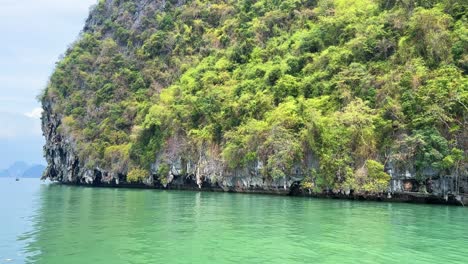 Al-Sur-De-Tailandia-Con-Aguas-Color-Esmeralda-Con-Botes-De-Cola-Larga-Y-Un-Lugar-Increíble-Para-Viajar-Cerca-De-Krabi,-La-Isla-Phi-Phi