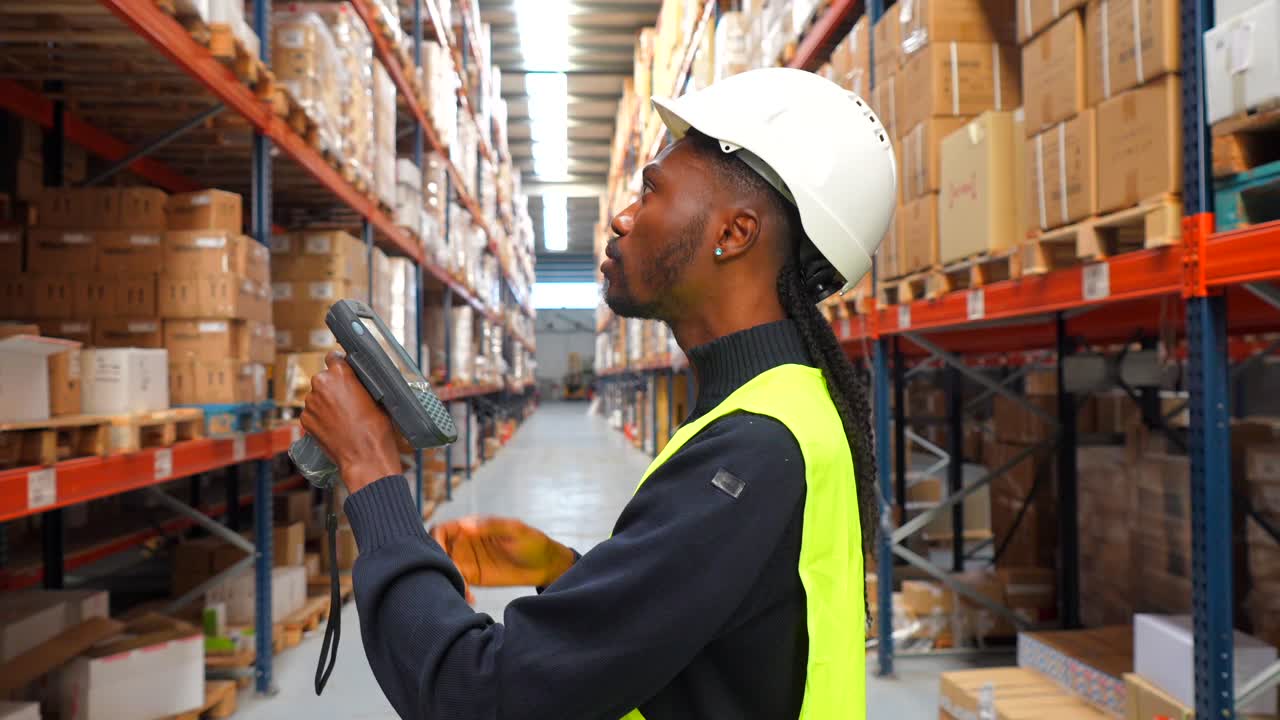 trabajador del almacén escaneando el inventario