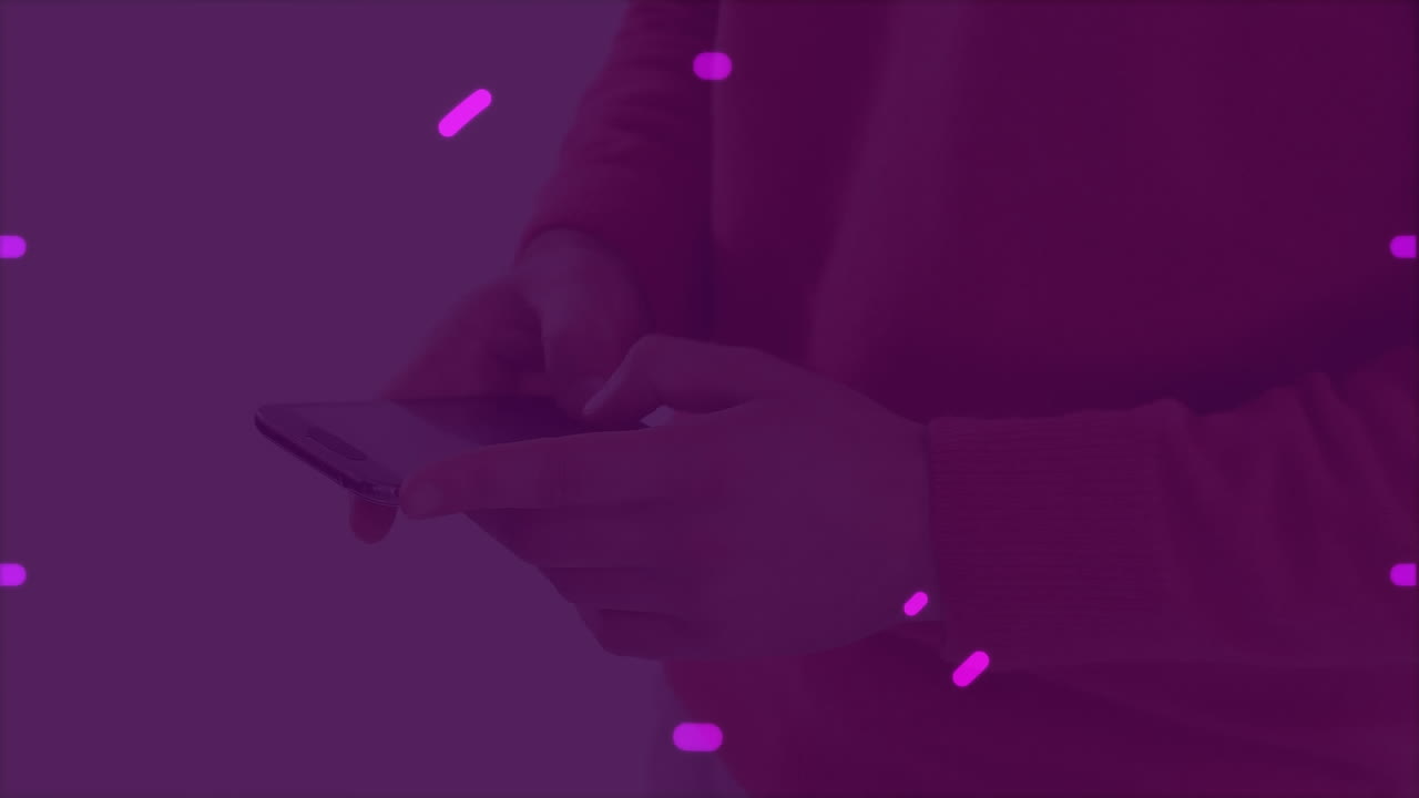Animazione di scansione a mirino ed elaborazione dati su uomo che usa lo smartphone
