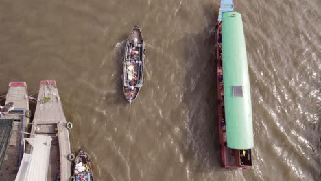 Vista-De-Arriba-Hacia-Abajo-De-Un-Barco-Mercante-En-El-Mercado-Flotante-De-Cai-Rang-En-El-Río-Can-Tho,-Vietnam,-Asia