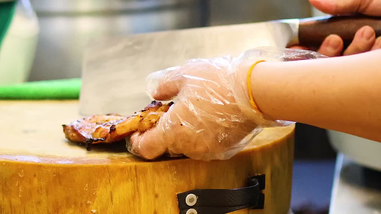 chef cortando ingredientes en una tabla de cortar