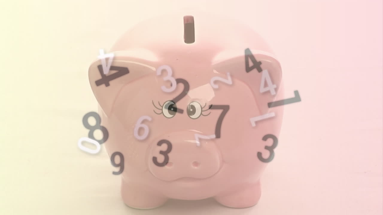 animación digital de múltiples números cambiantes contra una persona que pone monedas en la alcancía