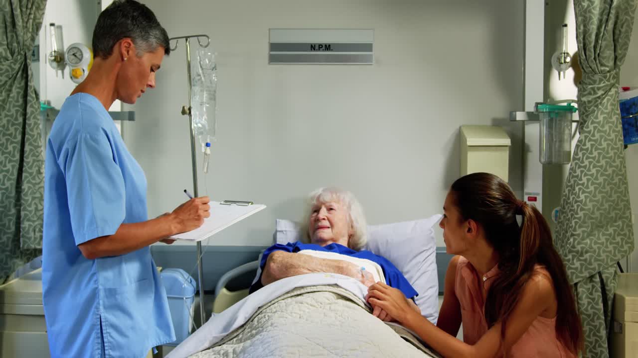 doctora interactuando con un paciente de edad avanzada 4k