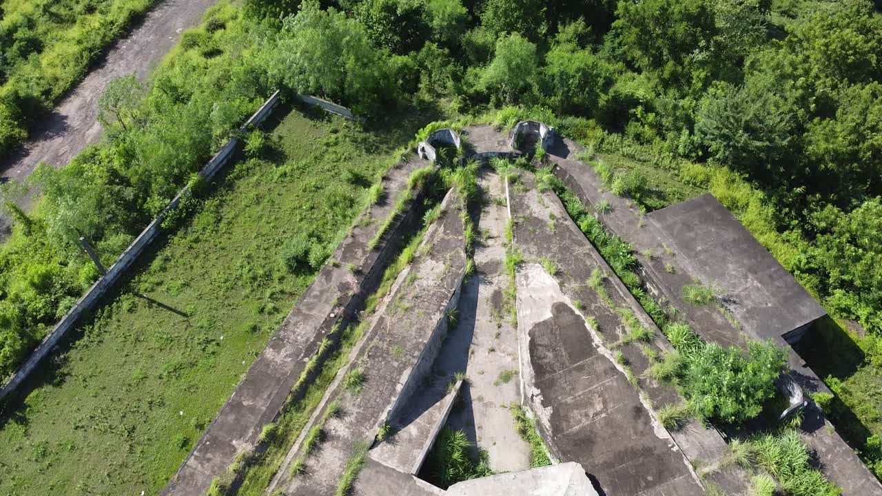 언덕 꼭대기 60m 높이의 벙커